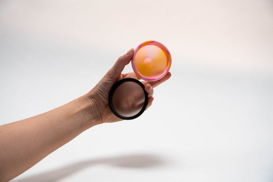 Schwarze und pinke Menstruationsdisk